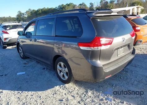 2013 Toyota Sienna Le V6 8 Passenger z USA, uszkodzony, nr VIN 5TDKK3DC5DS398401